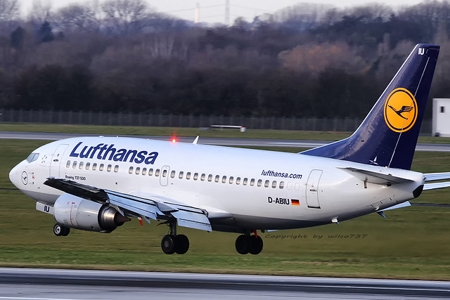 Lufthansa Boeing 737-500 at DUS (D-ABIU)