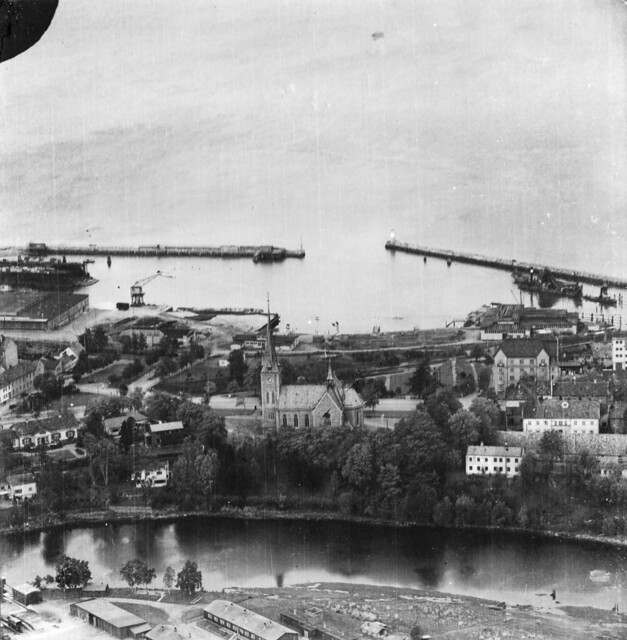 Flyfoto over Ilen kirke og Skansen (1945)