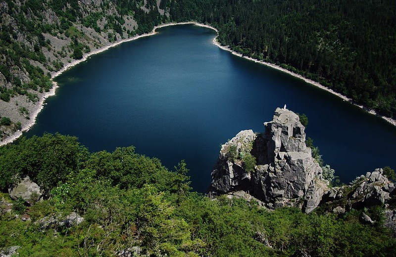 d0502024 | Der Kletterfelsen "Château Hans" über dem Lac Blanc. Auf dem Gipfel des Felsturmes befindet sich eine weiße Madonnenstatue. Vogesen, 25.06.2005