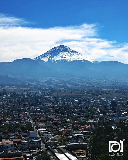 El Popocatépetl sobre Amecameca.