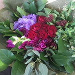 還暦のお祝いに。「モダンに、かっこよく」。赤バラは「ルビーレッド」。季節はずれで冬に使うことは、ウチではほとんどないんだけど、今回はあえて輸入の紫のアジサイを。