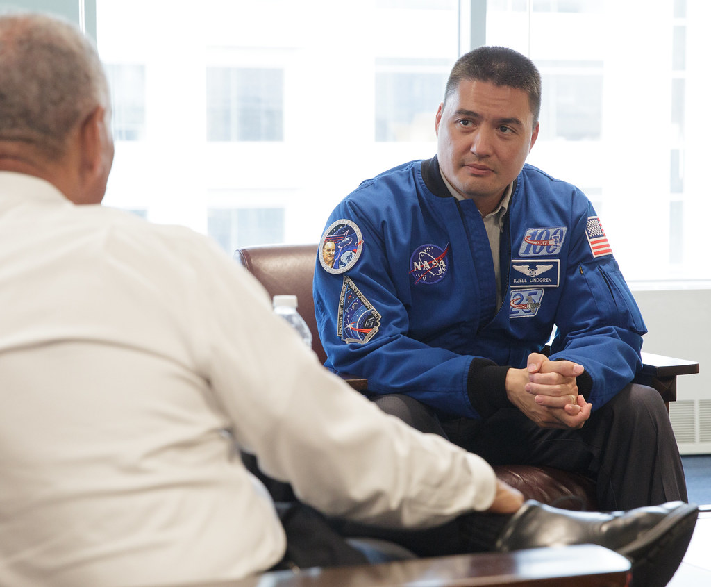 Astronaut Lindgren at NASA Headquarters (NHQ201604250002)