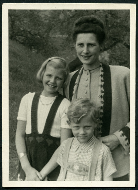 Archiv D020 (C939) Mutter mit Tochter und Sohn, Hohenheim, postwar, 1940er