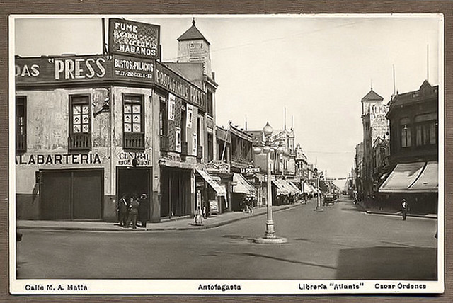 Calles Matta y Prat en Antofagasta, Chile. Circa 1940.