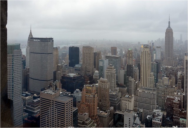 Depuis les terrasses de Rockefeller Center : vers le nord-est avec Hudson River et L'Empire State Building