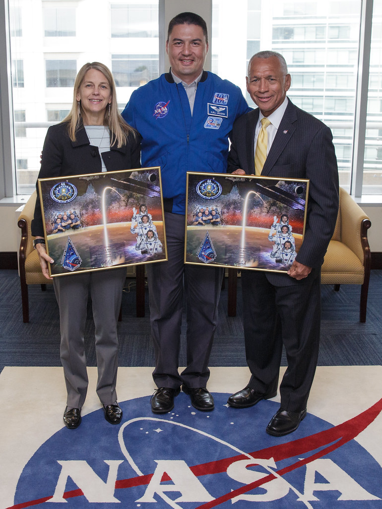 Astronaut Lindgren at NASA Headquarters (NHQ201604250004)