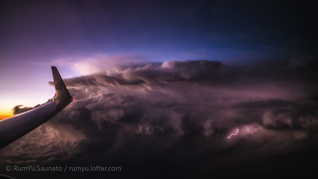 天际－昨日回国航班上偶遇一团闪电云