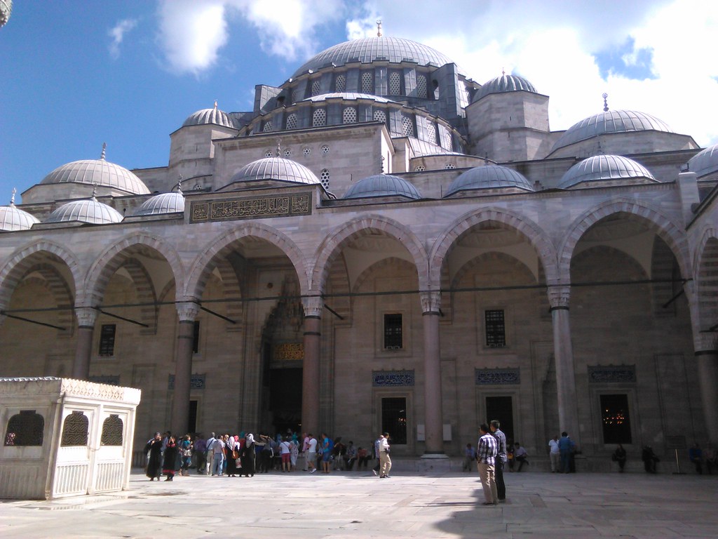 Vista del patio porticado de la Mezquita de Suleyman, Estambul (Turquía)