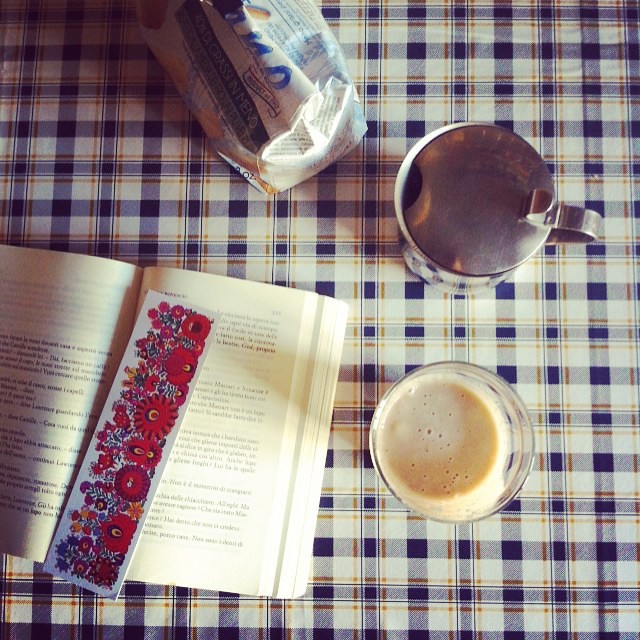 "Benissimo, rifletté, ho un piccolo attacco di metafisica, ma passerà". #breakfastpic #breakfast #fredvargas #milkshake #bookstagram