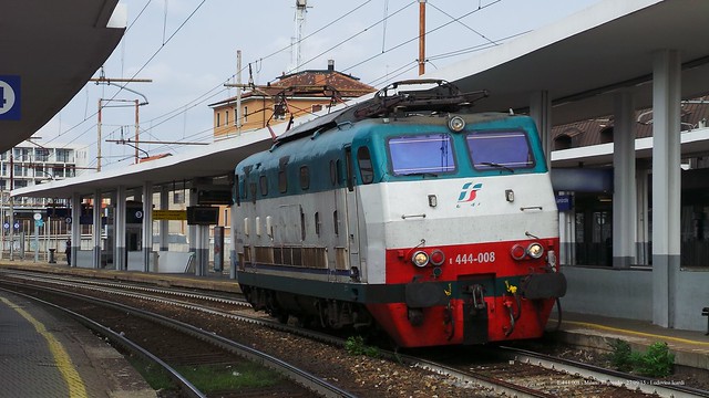 FS Trenitalia E 444R 008 in transito nella stazione di Milano Lambrate come LIS nella mattinata di domenica 27 settembre 2015