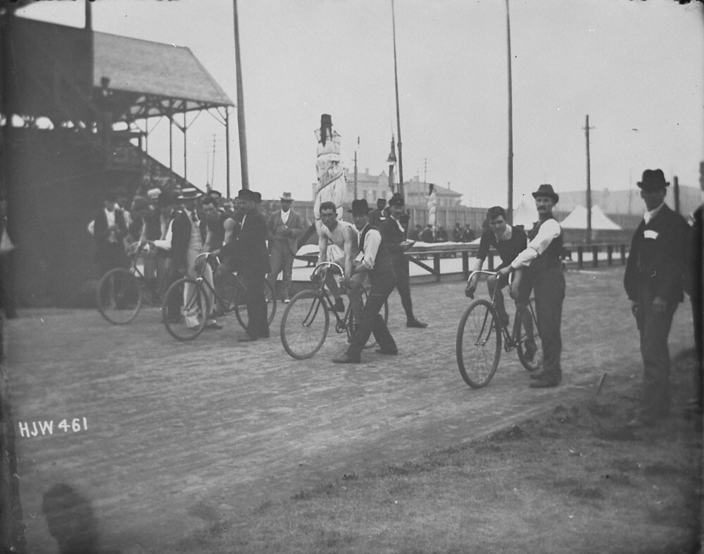 The start of a bicycle race / Le départ d’une course cycliste