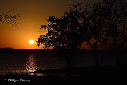 sunset nature landscape goldensunset magichour sunsetsandsunrises daysend nikonphotography lakepatcleburne lakefrontsunset goldencolorsofsunset subtlecolorsofagoldensunset scenesofcleburne