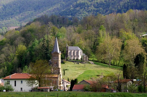ariège pyrénées pirineos couserans printemps oust clocher église chapelle eu