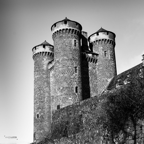 blackandwhite france castle town valley fr auvergne fortresses donjon greencountry anjony tournemire