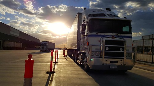 sky truck sunrise dawn australia melbourne victoria trucks trucking kenworth laverton swires k108 swireslaverton