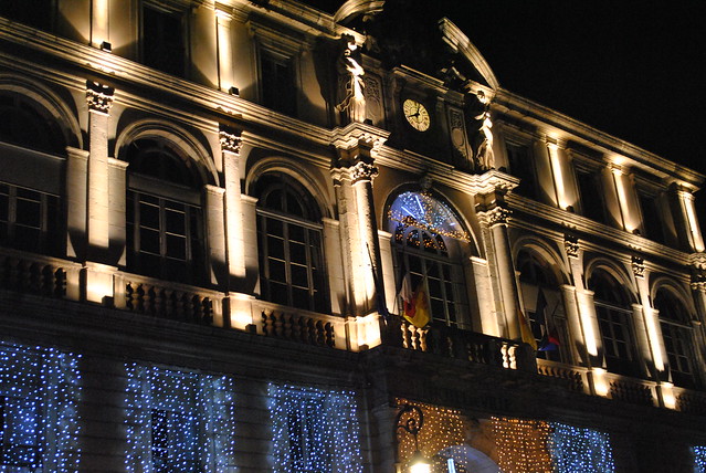 La mairie de Pau illuminée.