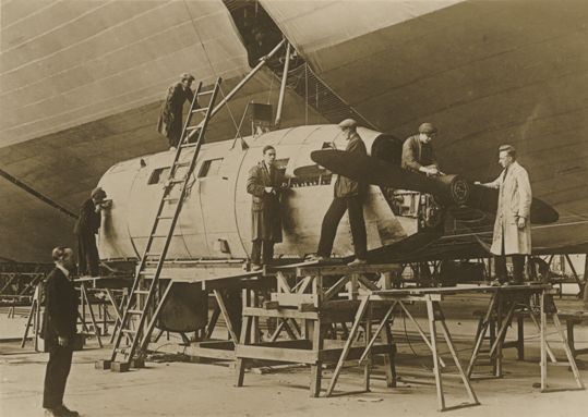 Inspecting the R100 Airship at Howden 1933 (archive ref DDX1017-1)