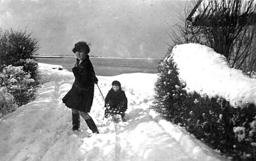 old family 1920s winter bw snow netherlands brotherandsister sleigh docman sledge veere walcheren dijkhuis fritslensvelt