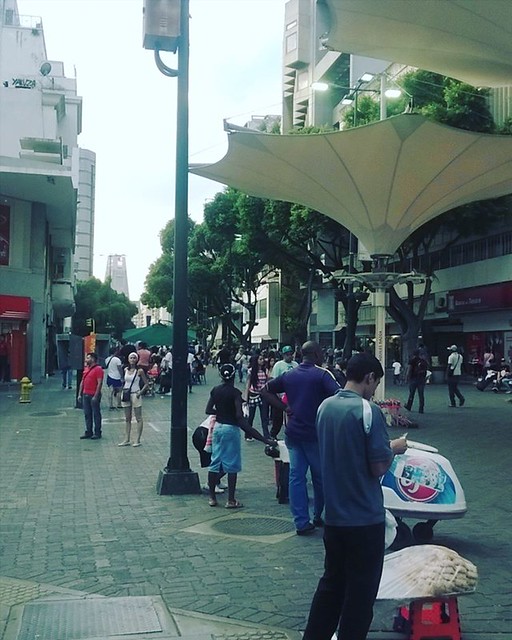 Boulevar de #SabanaGrande con la Torre La Previsora de fondo #Caracas #DePaseo #ChillOut