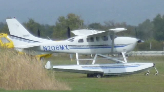Cessna 206 H en el aerodromo de Empuriabrava