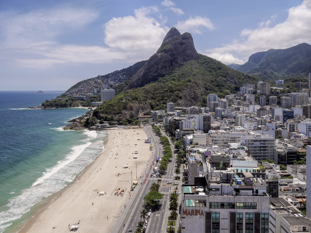 Leblon com o Morro Dois Irmãos e o Vidigal | Rio de Janeiro,… | Flickr