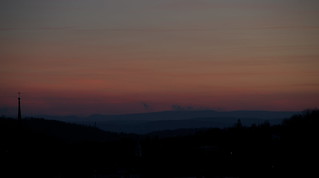 Sonnenuntergang über den Hügeln