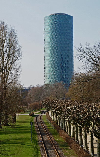 Frankfurt, Westhafen-Tower (Geripptes) und Nizza-Ufer