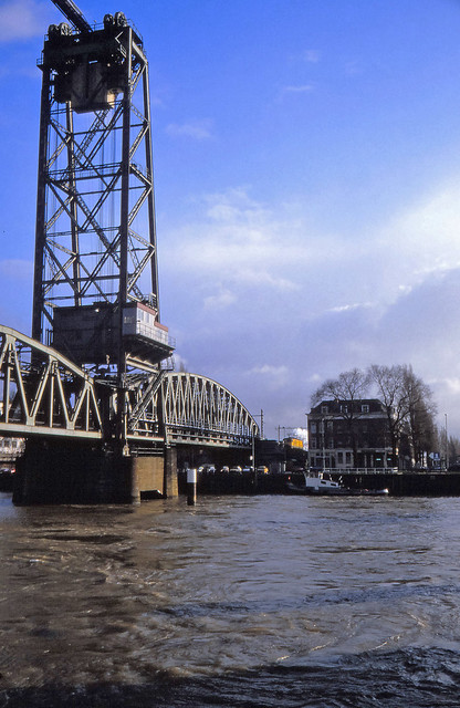 1986 - Rotterdam, een stukje Hef, met een net langsgereden eenzame NS-1300.