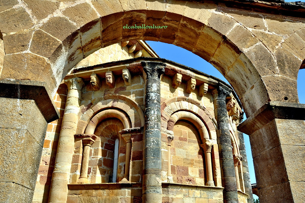 449 - Arquerías y Abside - Iglesia Santa María de Eunate - Muruzábal (Navarra) - Spain.