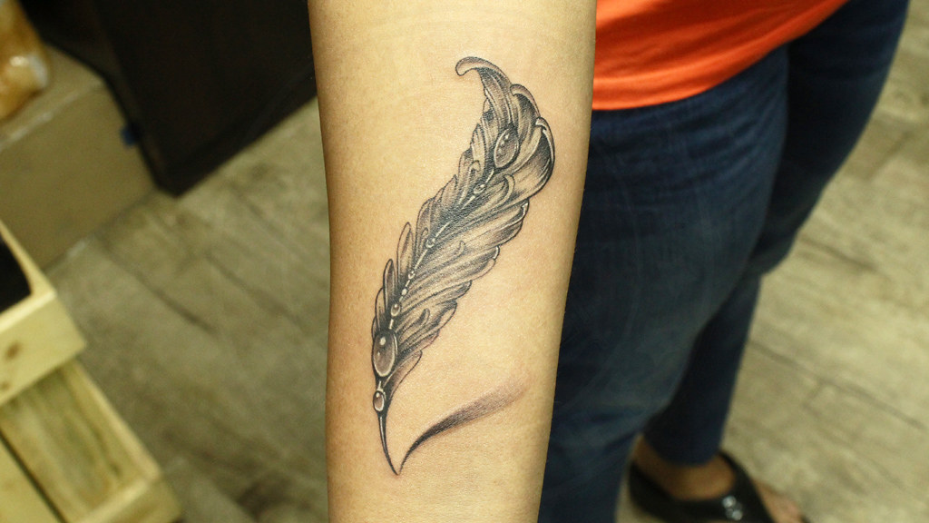 Discover more than 84 simple feather tattoo best - in.eteachers