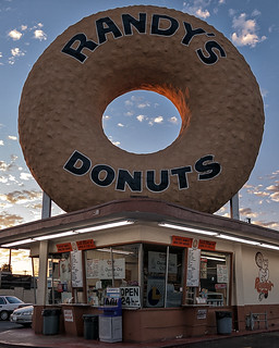 randy's donuts. inglewood, ca. 2006.