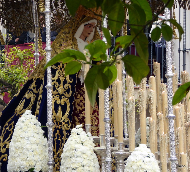 El amanecer del Viernes Santo en Alcalá de Guadaira: Paso de palio de la Virgen del Socorro en la Plaza del Duque