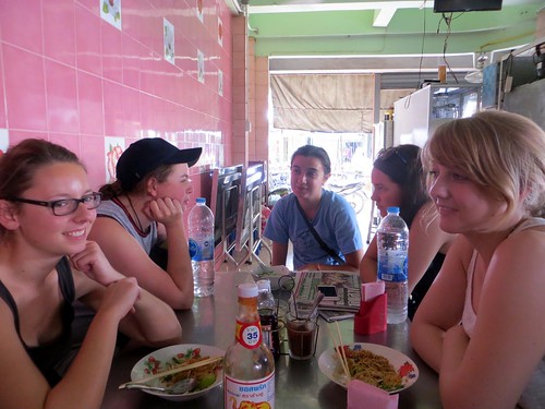 friends food dinner lunch thailand asiatrip 2015 uthong gadventures southeastasiauncovered
