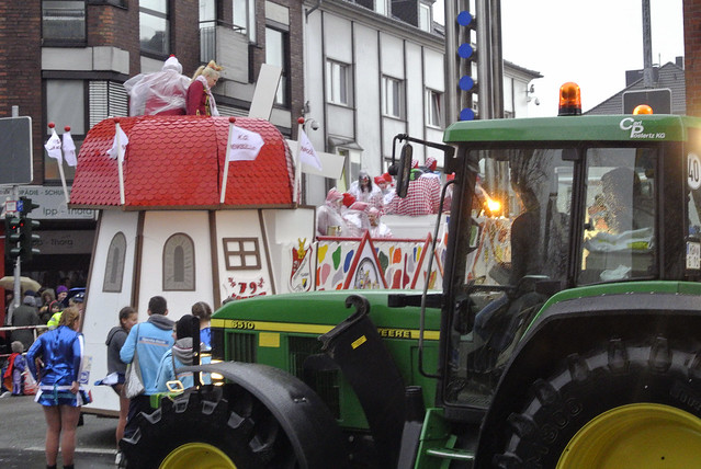 Karnevalszug 2016 in NRW trotz angekündigten Sturms - Halt Pohl :)