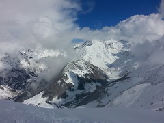 Paesaggio di montagna sotto la neve
