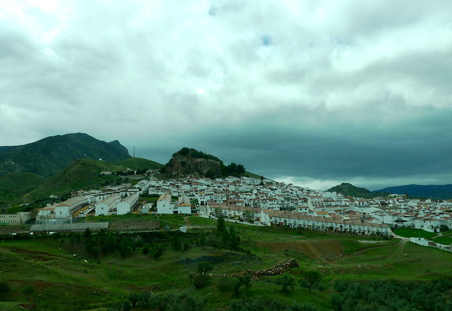 Entre Malaga et Ronda, Andalousie, un village blanc.