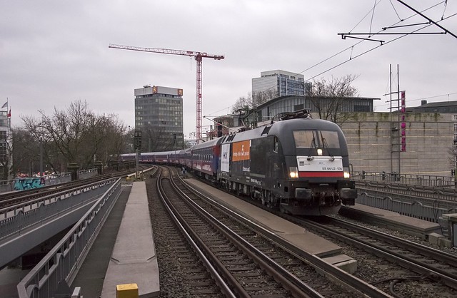 Hamburg Dammtor HKX Taurus ES 64 U2-036 als trein 1802 Köln-Altona