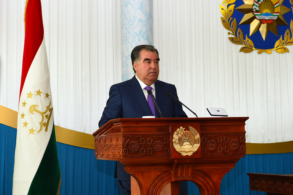 Эмомали Рахмон фото. Эмомали Рахмон Варзиш. ТВ Таджикистан. Фото президента Таджикистана полный рост. Работа на таджикском