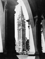 A view of the Peace Tower from the East Block of Parliament / La Tour de la Paix vue de l’édifice de l’Est du Parlement