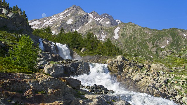 Waterfall from Val d'Aoste with a full moon ! Cascade Valdotaine avec la pleine lune !...