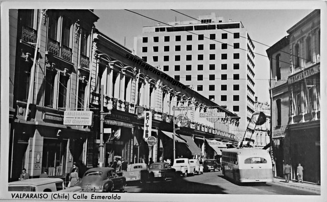 la misma calle Esmeralda con Lüer, Paye & Cía., y  la Librería Naudon, el trolley en calle Esmeralda al 900  Valparaiso 1954