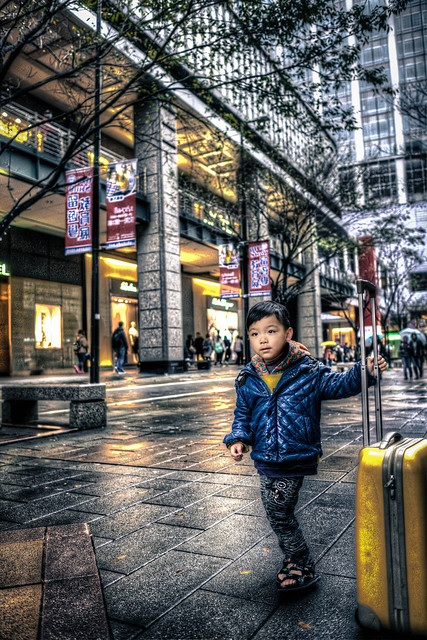 my son Rainy 3 Years 3 month in Taiwan Taipei 雨天 . 台北東區  街拍 .DSC_1593