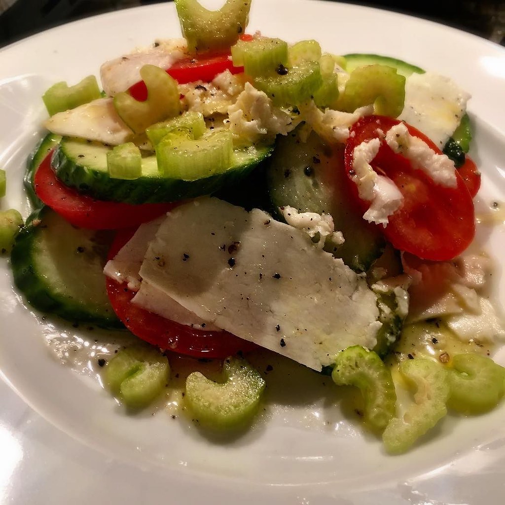 Ein Salat aus #Halloumi, Gurke, Tomate, Sellerie und Minze… | Flickr