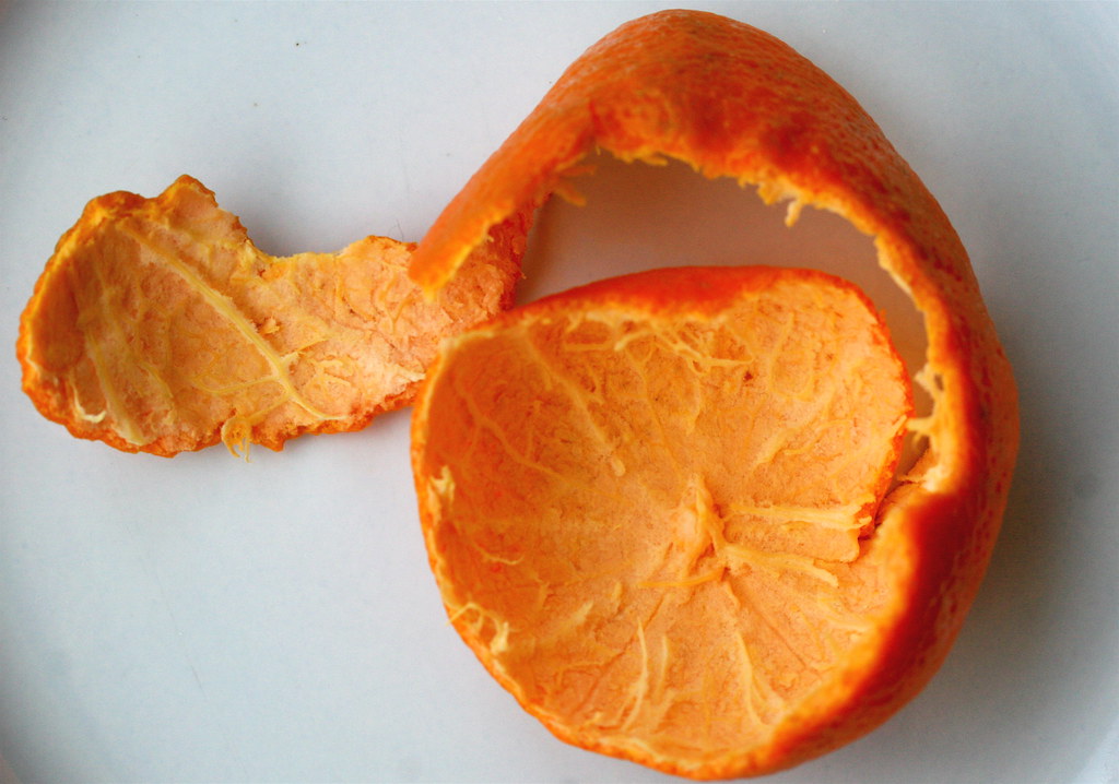 Мандарина зачем. Кожура мандарина. Кожура апельсина. Шкурка от апельсина. Апельсиновая корка.