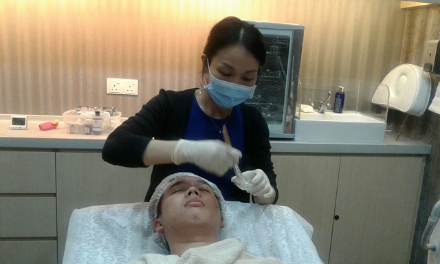 Chemical Peel made Easy at Premier Clinic by Dr. Elaine Chong  Tyler has acne problem and it seems to spread all over his face. Besides blemishes, he also has tissue scarring caused by inflammation as a result of pinching. Before  it gets any worse, Tyler