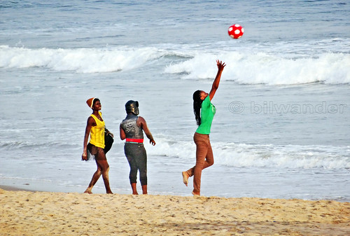 ghana accra atlantic ocean coast beach bay sexyteengirls blackwomen west africa african gηανα solo travel bilwander westafrica
