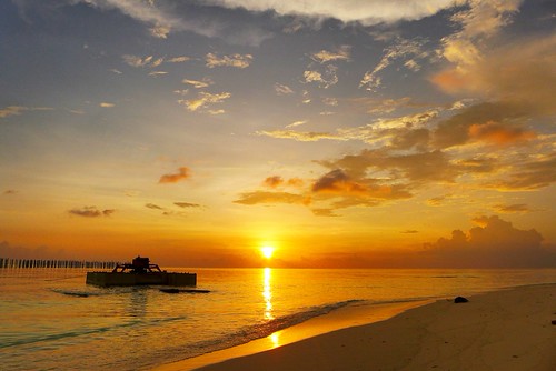 Pretty nice one beach walk at vakkaru Maldives. by karuyee,