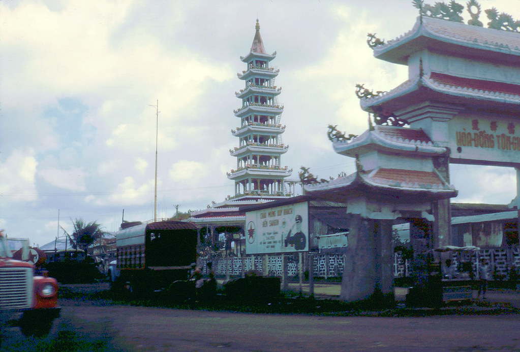 SAIGON 1968 - by Laurie John Bowser - Chùa Hòa Đồng Tôn Giáo ở Phú Lâm