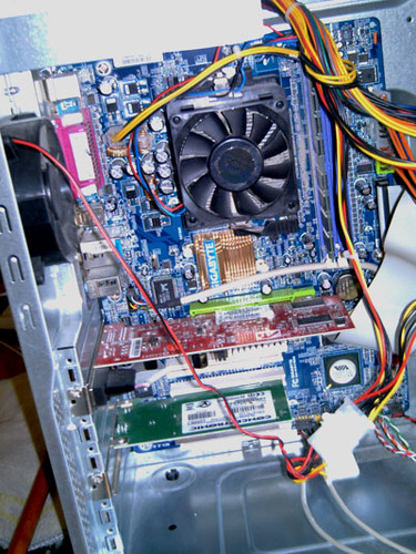 Interior ordenador | Aprovechando para limpiarlo, os muestro… | Flickr