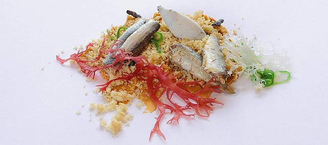 Sardinillas y boquerones “Serrats” sobre sésamo tostado, algas y consomé de bonito